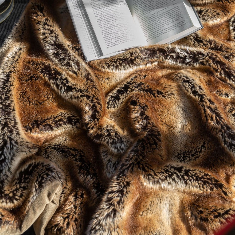 Luxurious Fox Faux-Fur Blanket Throw