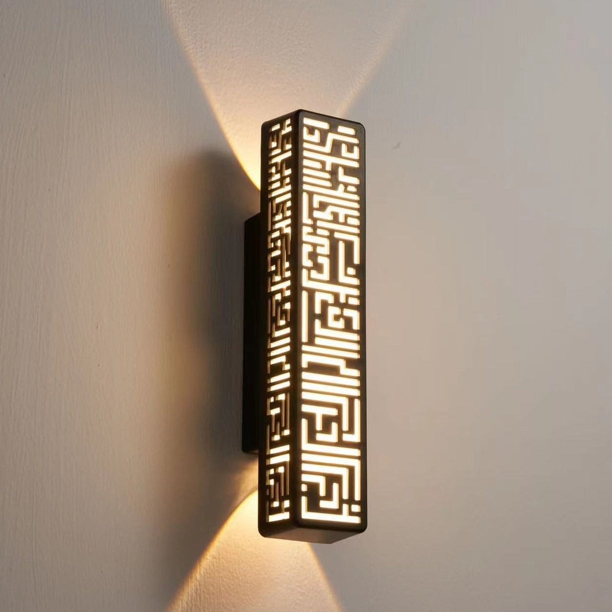 Elegant Pattern Wall Light